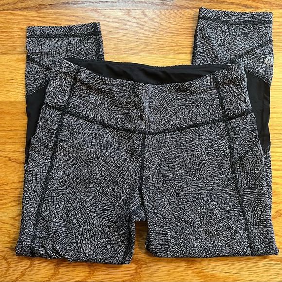 Lululemon black and white geometric pattern cropped leggings size 6 - Picture 2 of 4